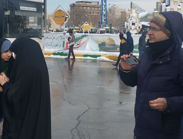 راهپیمایی ۲۲ بهمن در مشهد با حضور فرمانده واحدهای حوزه ۱۹ بسیج دانش‌آموزی منطقه تبادکان