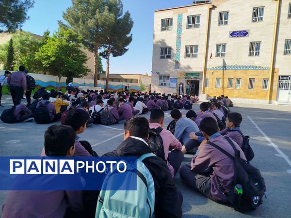 بازدید سرزده بازپرس دادگستری شهرستان کاشمر از دبیرستان میثاق