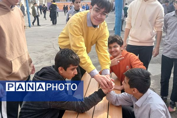 حضور پرشور دانش آموزان ناحیه دو شهرری در برنامه‌های متنوع دهه فجر و جشن انقلاب