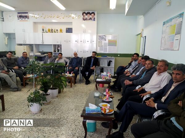 جلسه شورای دبیران دبیرستان نمونه آیت‌الله خامنه‌ای
