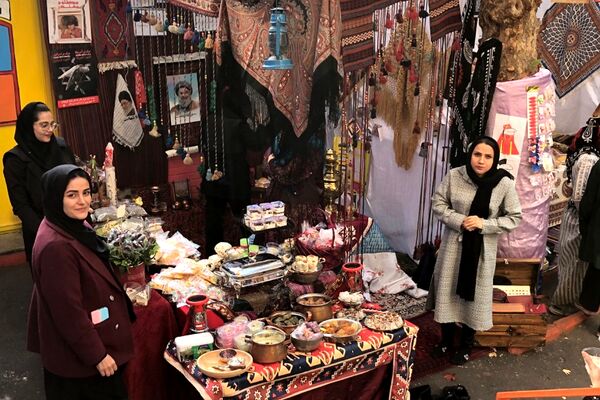 برگزاری بازارچه همدلی با کودکان غزه در دبستان آزاده ناحیه دو شهرری 