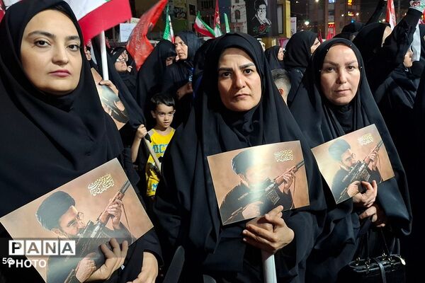 حضور دانش‌آموزان دبستان ملاصدرا در اجتماع سراسری و همخوانی سرود «باید برخاست»