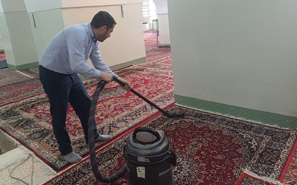 غبار روبی مسجد جامع کوهپایه همزمان با حلول ماه رمضان و ایام نوروز