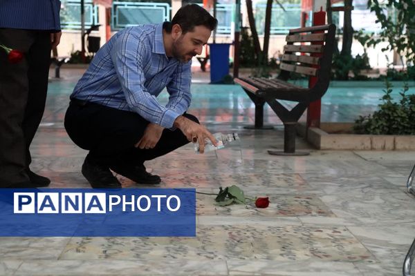 آیین غبارروبی مزار شهدا با حضور اصحاب رسانه در قم