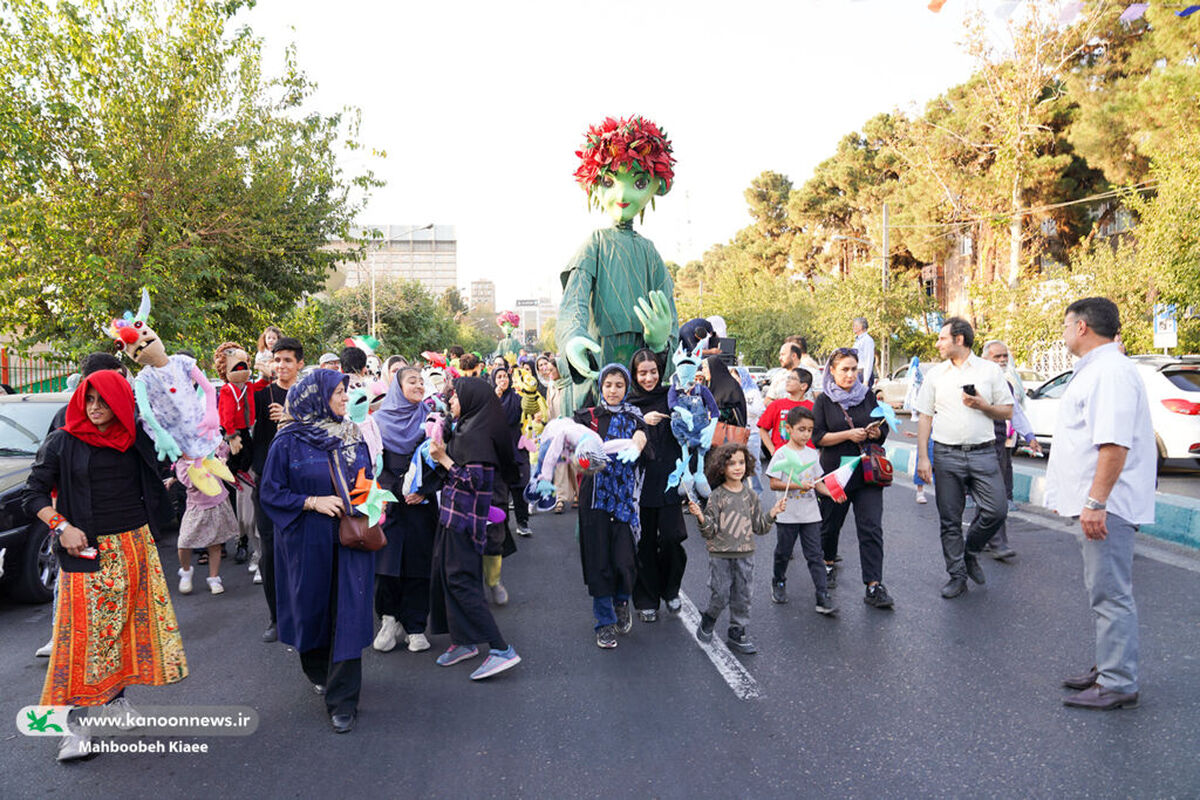 جنگ شادی و شادپیمایی عروسک‌ها در خیابان حجاب تهران برگزار می‌شود