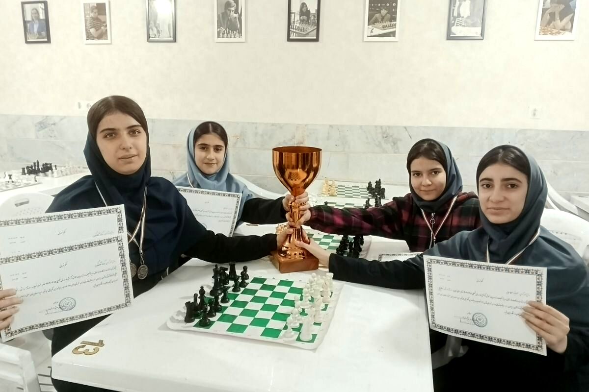 رقابت فکری دانش آموزان شهرستان قدس در مسابقات شطرنج دانش‌آموزی 