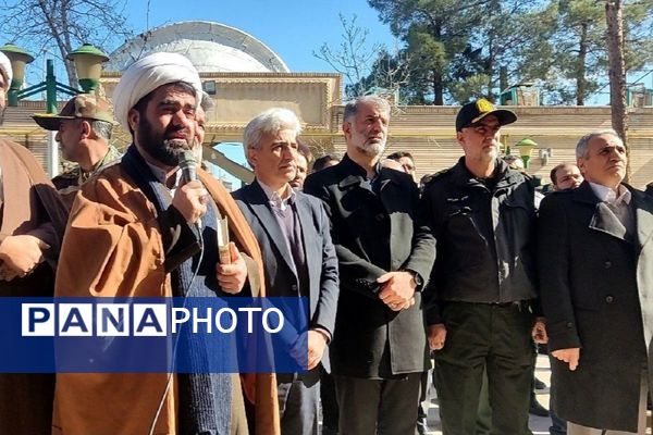 آیین گلباران مزار شهدا با حضور مسئولان شهرستان رباط‌کریم