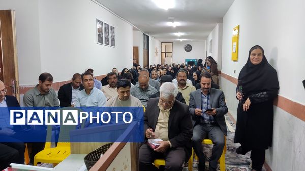 جلسه انجمن اولیا و مربیان در دبیرستان نمونه دولتی مهرورزان خواف