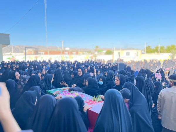 تشییع پیکر شهید گمنام بر دستان دانش‌آموزان هنرستان ابرار منوجان در ایام فاطمیه