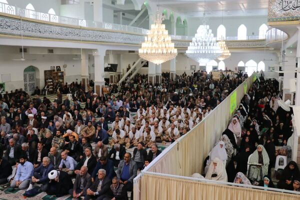 حضور با شکوه دانش‌آموزان و فرهنگیان در مراسم پر فیض نماز جمعه آباده در آستانه روز دانش‌آموز