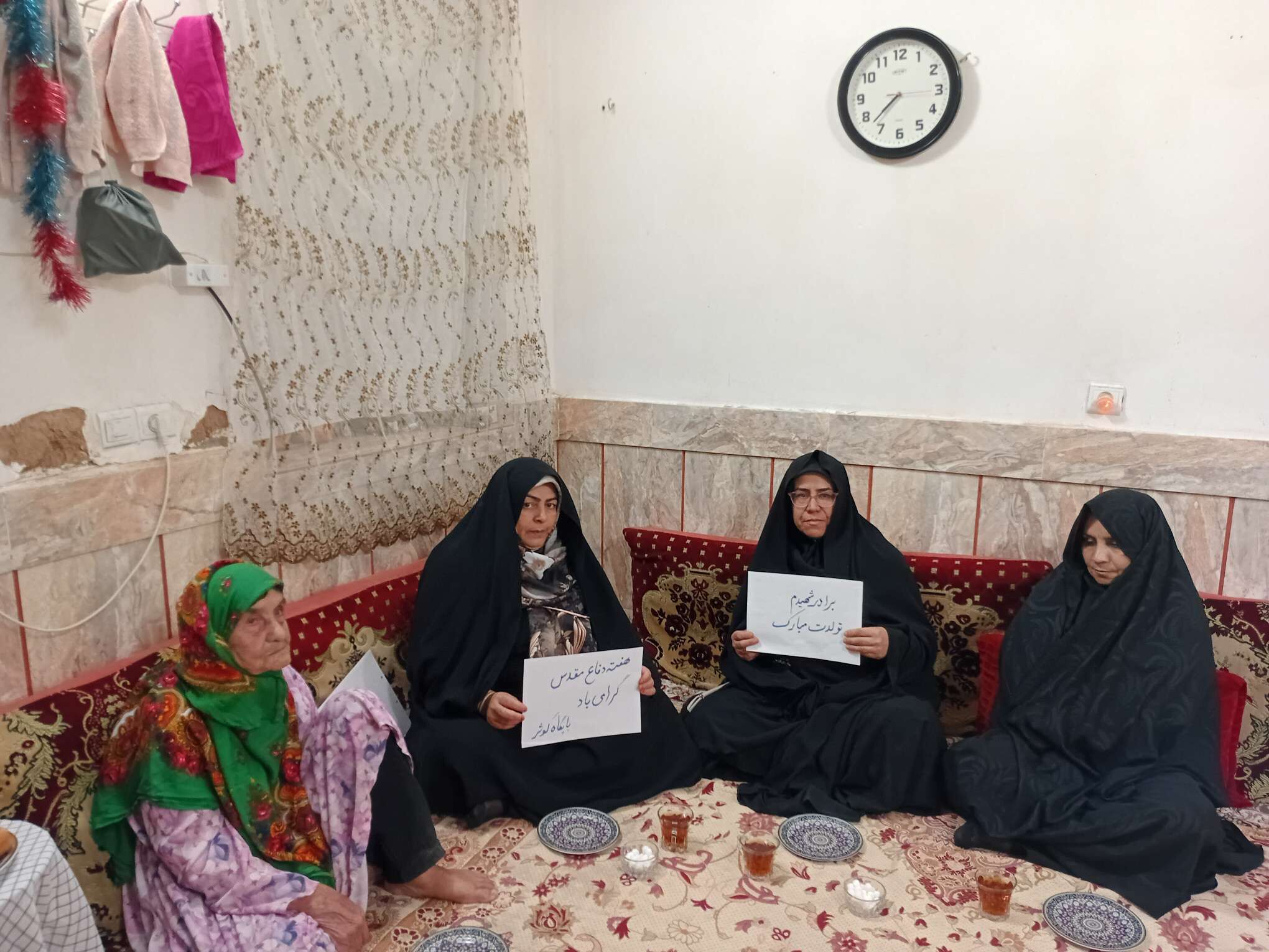 دیدار مسئولین پایگاه کوثر روستای نقاب با مادر شهید غلام زاده