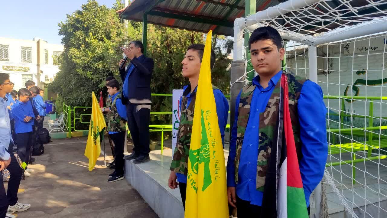 برگزاری صبحگاه نمادین به مناسبت روز جهانی طوفان الاقصی در مدرسه شاهد افشار