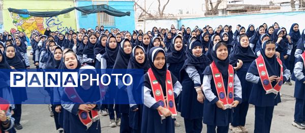  اجرای سرود همگانی (ایرانمون) توسط دانش آموزان مدرسه ناهید نخودی 