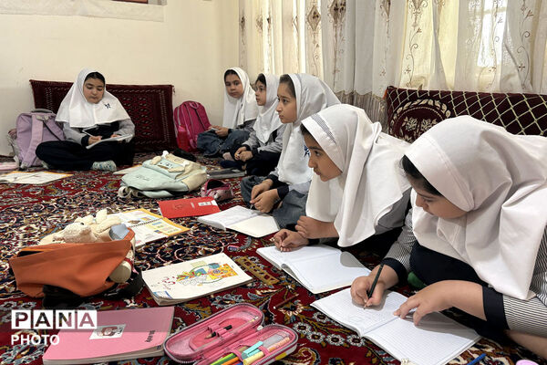 فداکاری معلم شیروانی برای برگزاری کلاس حضوری در خانه یک مادر مهربان