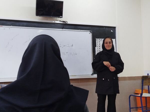 برگزاری کلاس آموزشی با محوریت هویت یابی در دبیرستان دخترانه نور اردبیل
