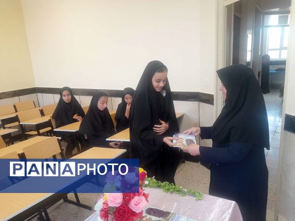 اهدای جوایز به دانش آموزان جدید الورود دبیرستان مادرمهربان خلیل آباد