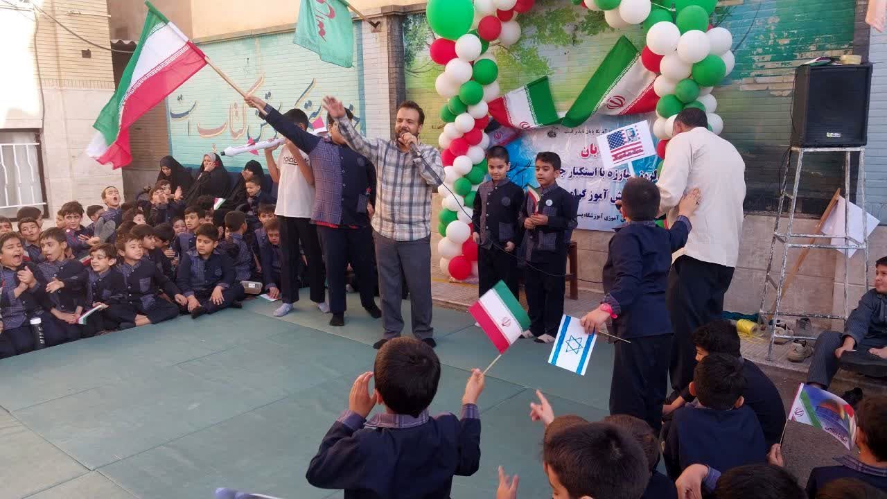 آیین بزرگداشت روز دانش آموز در دبستان سمیه قم