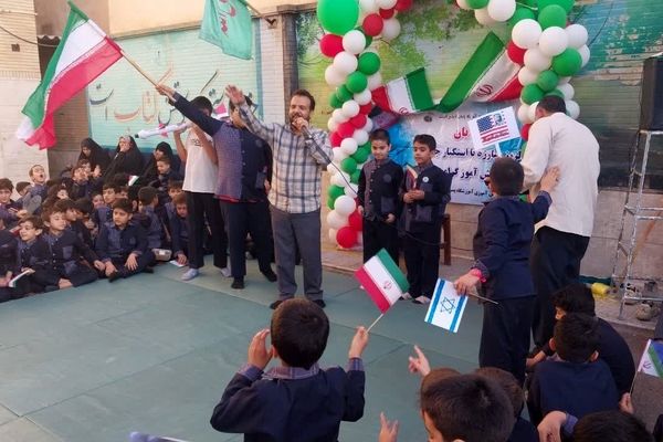 آیین بزرگداشت روز دانش آموز در دبستان سمیه قم