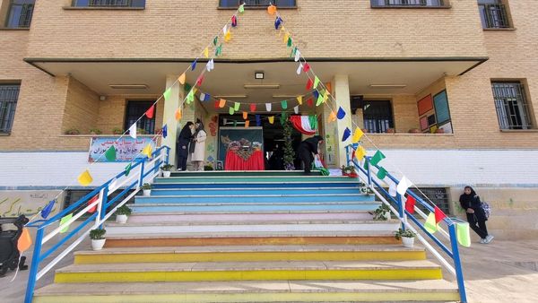 با آغاز سال تحصیلی جدید زنگ مهر و ایثار در دبیرستان موفقیان نظرآباد به صدا درآمد