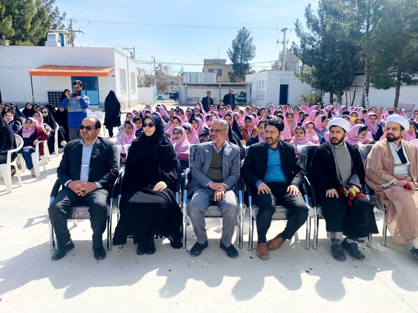 نواختن زنگ جشن نیکوکاری در دبستان زینب قهرمانی مه ولات