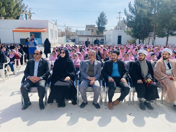 نواختن زنگ جشن نیکوکاری در دبستان زینب قهرمانی مه ولات