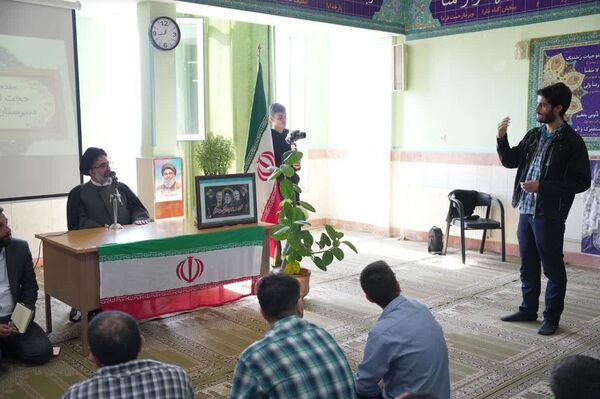 دیدار صمیمی امام جمعه فردیس با معلمان و دانش‌آموزان دبیرستان کاشانی‌پور