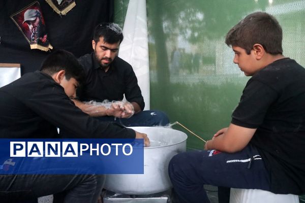 خادمی عاشقانه