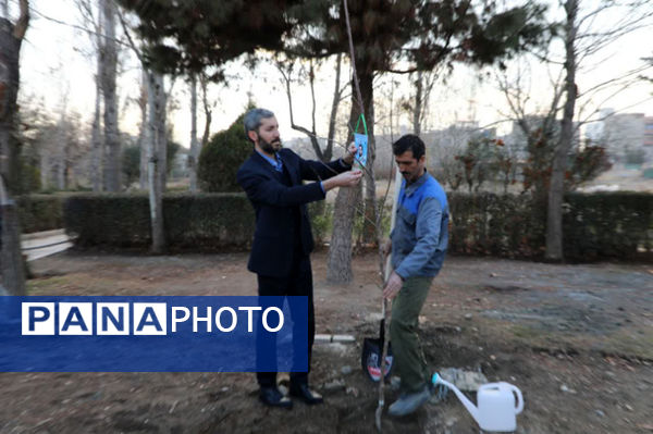 آیین گلباران مزار شهدا و غرس نهال به یاد شهدا در دانشگاه آزاد واحد کرج
