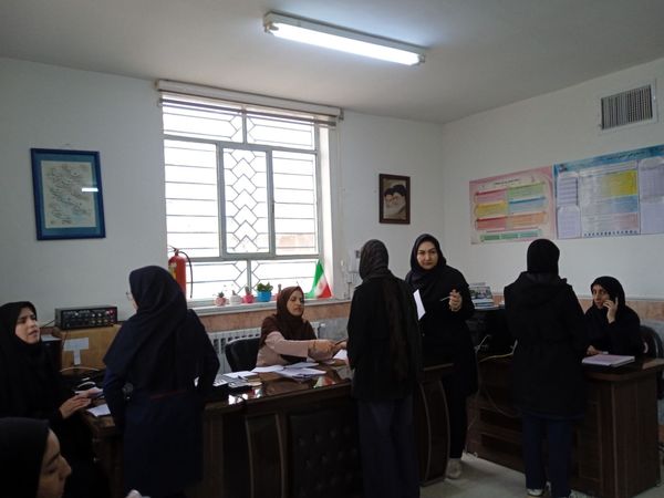 اعلام نتایج امتحانات نوبت اول دبیرستان عزت طلایی به والدین دانش آموزان 