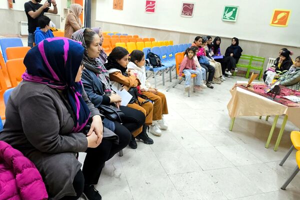 کافه کتاب کانون پرورش فکری اندیشه میزبان شاعر نوجوان