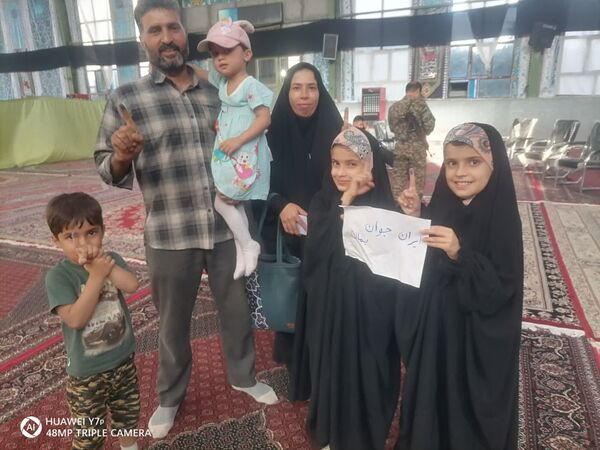 حضور پرشور مردم ولایتمدار شهرستان خلیل‌آباد در شعب اخذ رای 