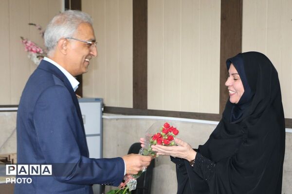 شاخه ای گل؛ هزاران قدردانی