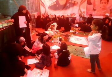 نقاشی دختران دانش‌آموز بنذرک در کنار گلزار شهدای اسلام‌آباد