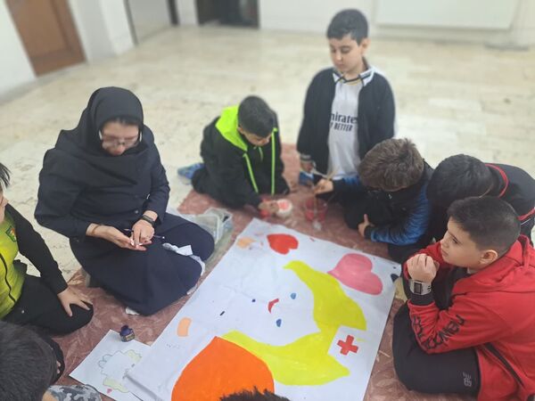 طرح نقاشی گروهی رو پارچه به‌مناسبت روز پرستار در دبستان مبتکران ۳ مشهد