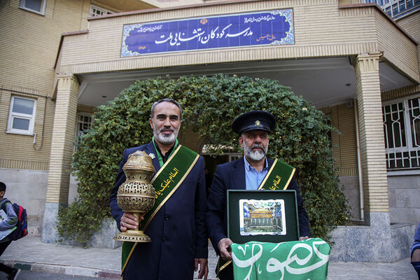 ادای احترام کودکان استثنایی قم به پرچم حرم نورانی حضرت معصومه(س)