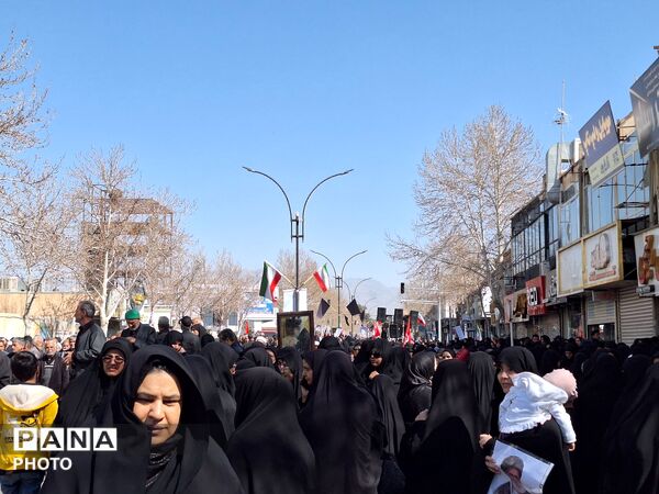 شهید وطن بر روی دستان مردم شهید پرور تشیع شد