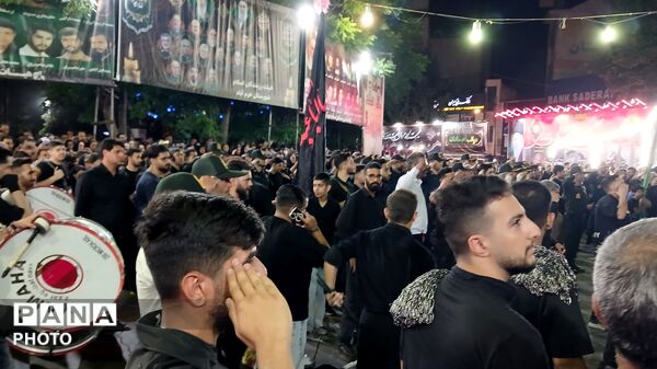 حضور حماسی مردم در میدان امام (ره) در شب عاشورا