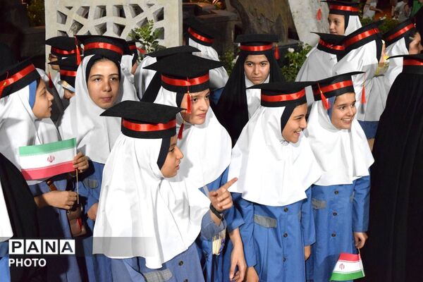 وداع با دوران ابتدایی؛ جشن فارغ‌التحصیلی ششم‌دختران «شیخ مفید» در منطقه ۱۴