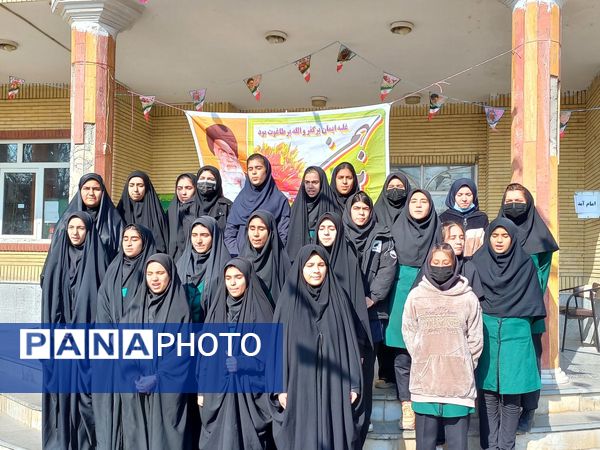 انجام بازی‌های گروهی دانش‌آموزان در مدرسه بهار آزادی