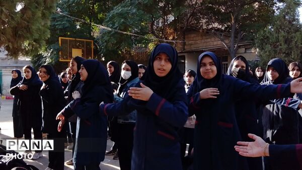 جشن میلاد حضرت زینب (س) و روز پرستار در دبیرستان دخترانه عزت طلایی نیشابور 