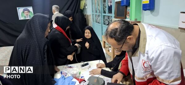 کمک رسانی گروه جهادی شهدای مدافع و هلال احمر به صورت رایگان به مردم ساوجبلاغ  