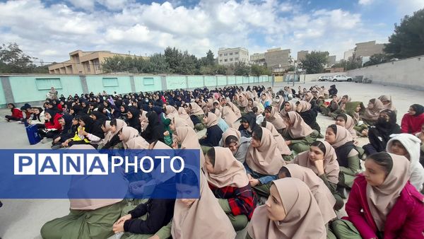 انجام حرکات ورزشی و نمادین به‌مناسبت هفته تربیت‌بدنی توسط ورزشکاران نوجوان اسلامشهر