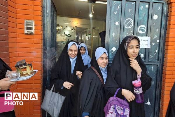 غبارروبی مساجد به مناسبت آغاز ماه مبارک رمضان توسط دانش‌آموزان ناحیه دو شهرری 