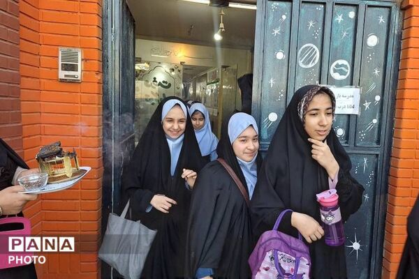 غبارروبی مساجد به مناسبت آغاز ماه مبارک رمضان توسط دانش‌آموزان ناحیه دو شهرری 