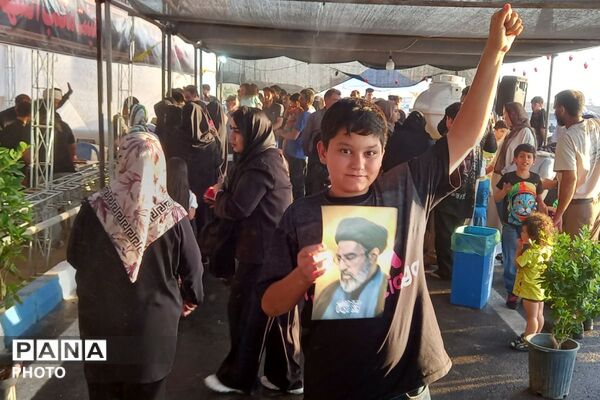 با مشت گره کرده برخاستیم