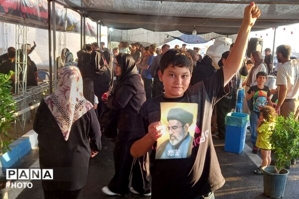 با مشت گره کرده برخاستیم