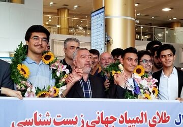 مراسم استقبال از دانش‌آموزان مشهدی مدال‌آور جهانی