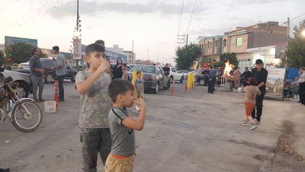 دانش‌آموزان با عشق در موکب امام حسین (ع) پذیرای زائران شدند