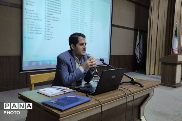 نمایشگاه نقاشی دانش آموزان شهرستان قدس  با موضوع مبارزه با اعتیاد 