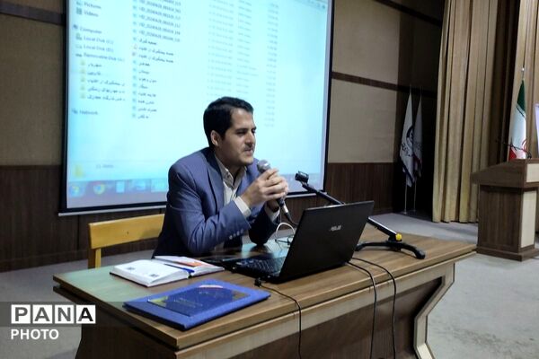 نمایشگاه نقاشی دانش آموزان شهرستان قدس  با موضوع مبارزه با اعتیاد 